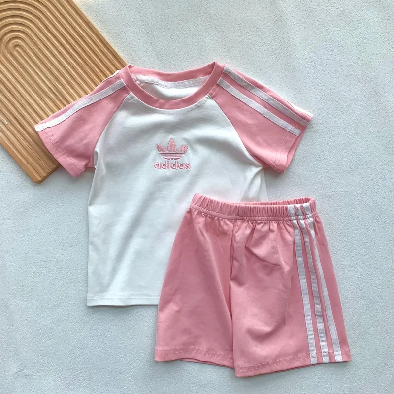 【80-130cm】二点セット よく売れる トレンド  刺繍 多色展開 半袖Ｔシャツ＋ショートパンツ セットアップ
