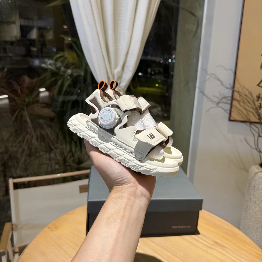 人気上昇中 カジュアル 快適＆機能性両立 脱ぎ履きラクラク キッズ バックル×マジックテープサンダル