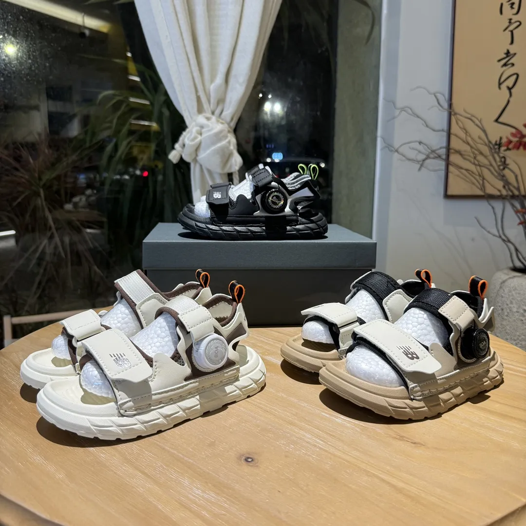 人気上昇中 カジュアル 快適＆機能性両立 脱ぎ履きラクラク キッズ バックル×マジックテープサンダル