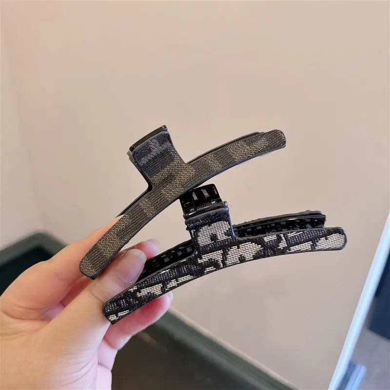 【激安1円！！】よく売れる おしゃれ ガーリー シンプル 滑り止め付き ヘアクリップ