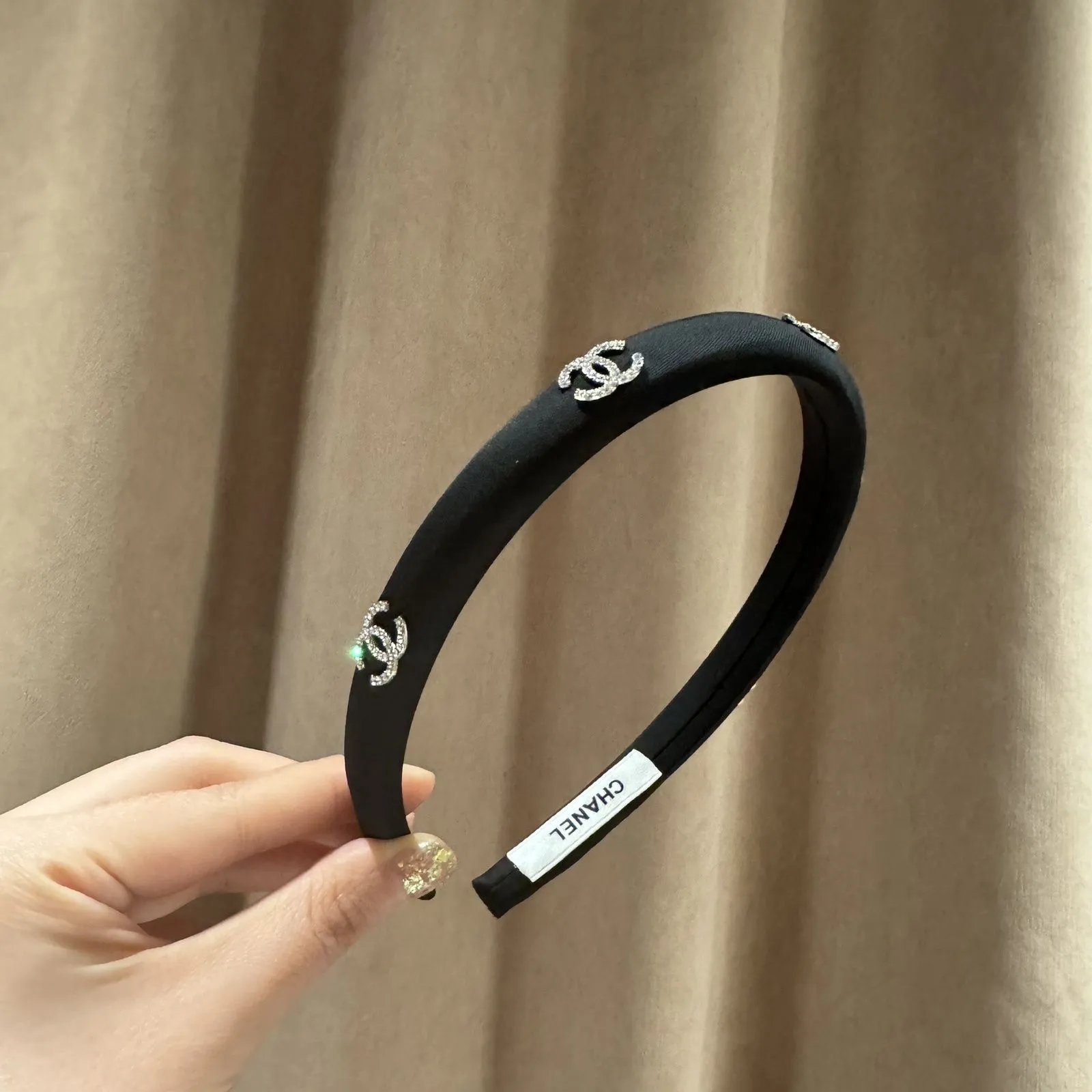 おしゃれのアクセントに 目を引く シンプル 軽量 ヘアアクセサリー カチューシャ