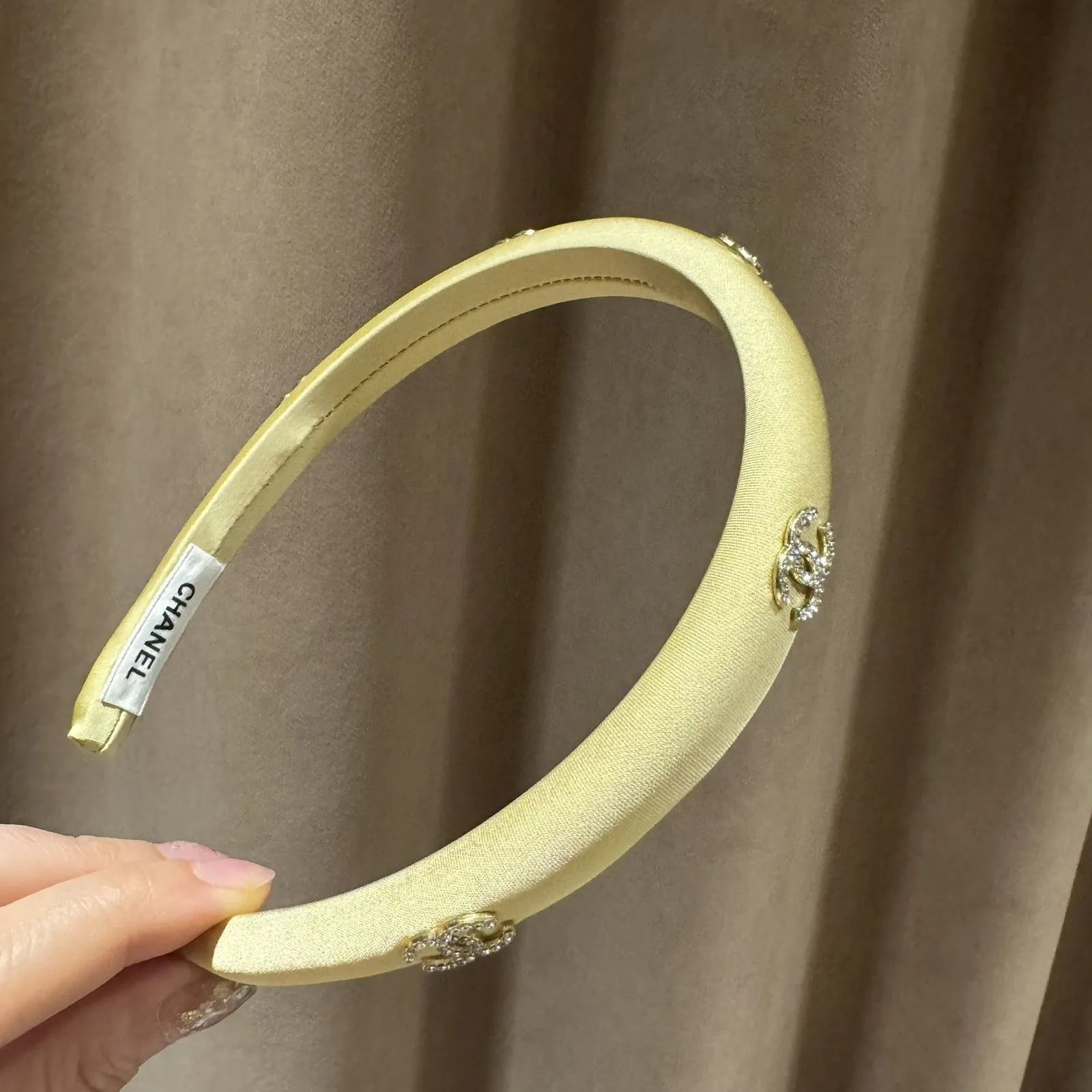 おしゃれのアクセントに 目を引く シンプル 軽量 ヘアアクセサリー カチューシャ