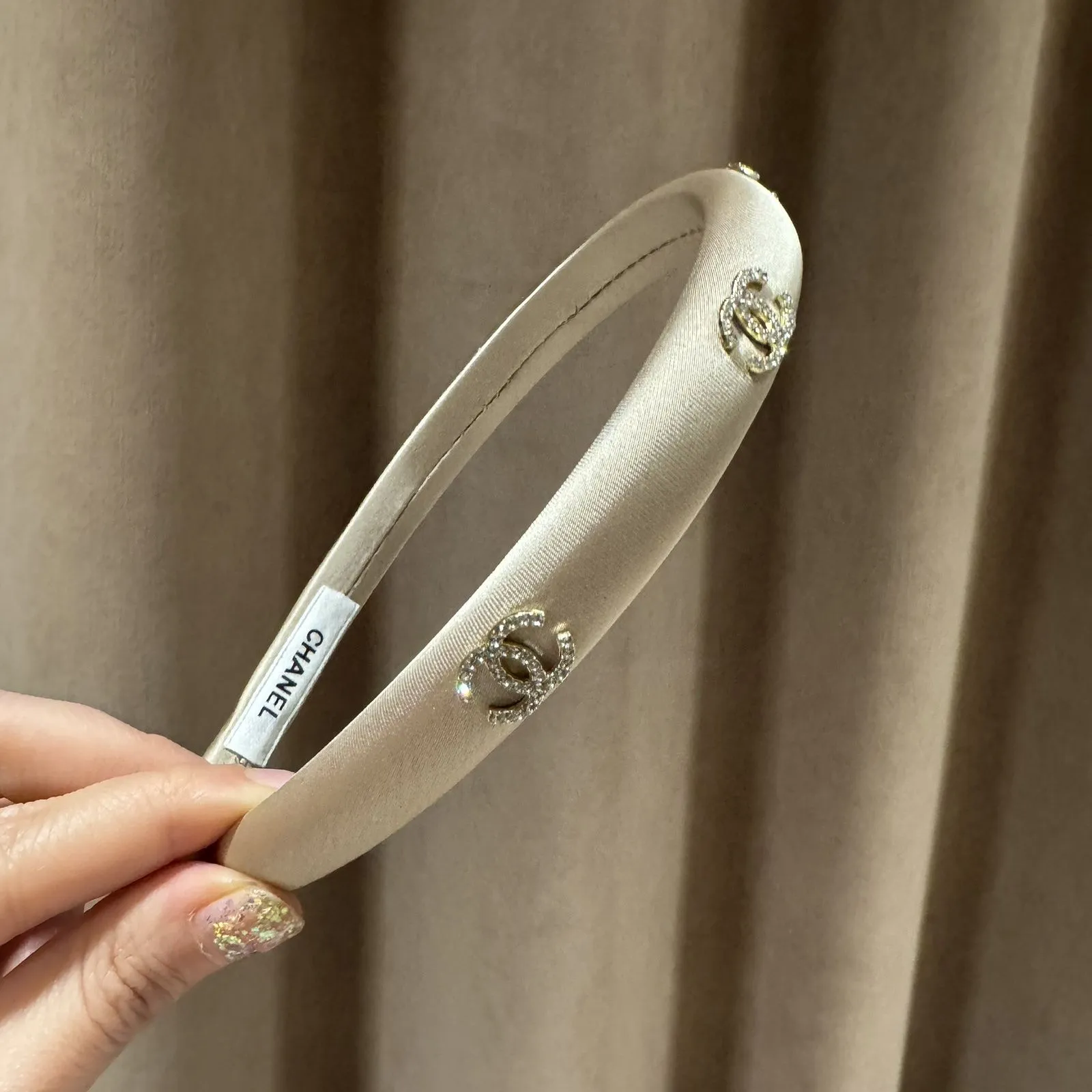 おしゃれのアクセントに 目を引く シンプル 軽量 ヘアアクセサリー カチューシャ