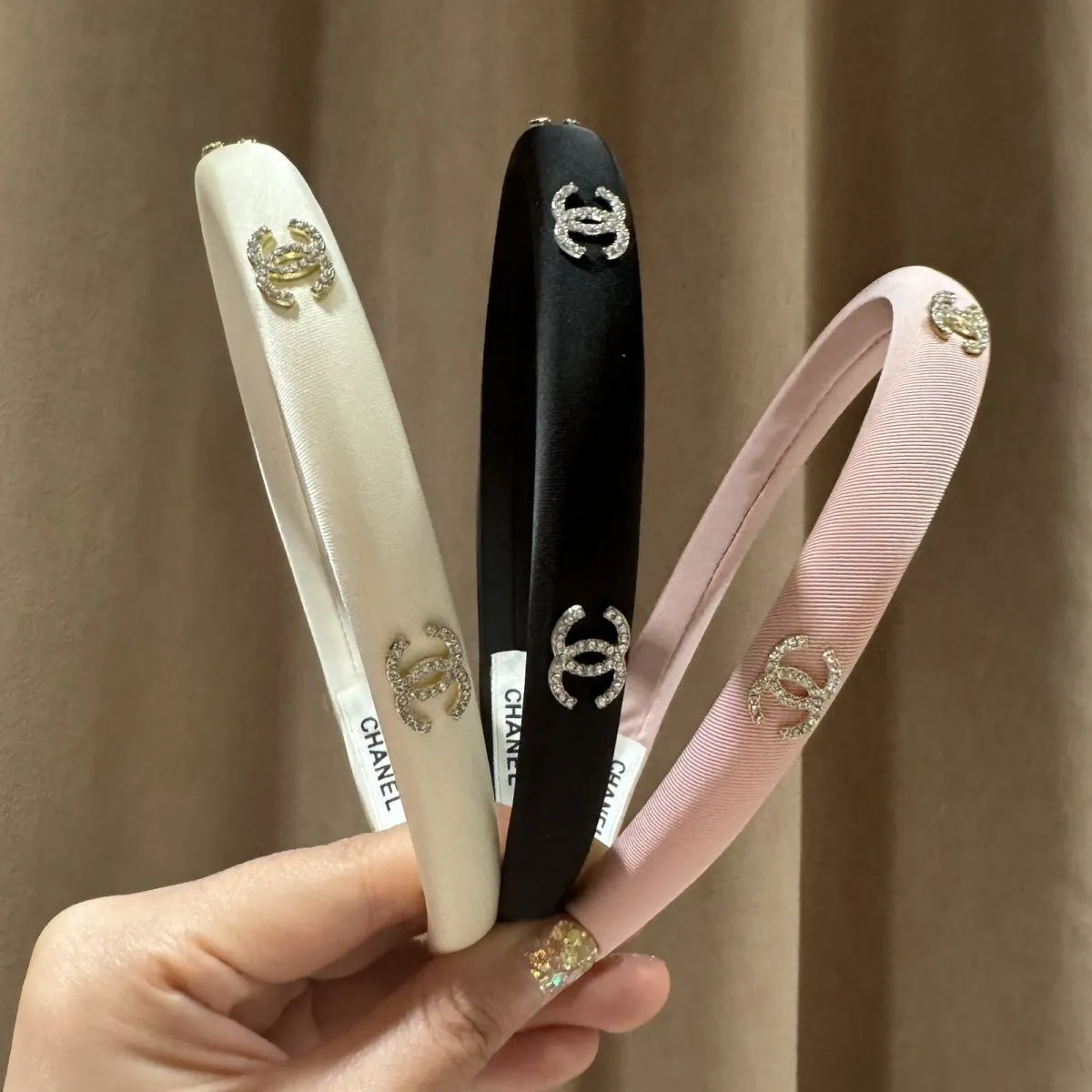 おしゃれのアクセントに 目を引く シンプル 軽量 ヘアアクセサリー カチューシャ