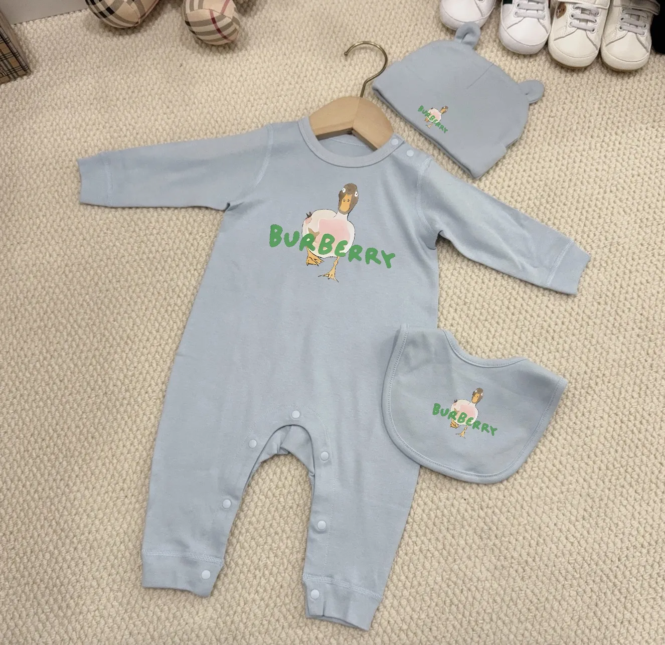 【59-90cm】三点セット プレゼントにもおすすめ プリント 着心地抜群 ロンパース+帽子+お食事スタイ セットアップ