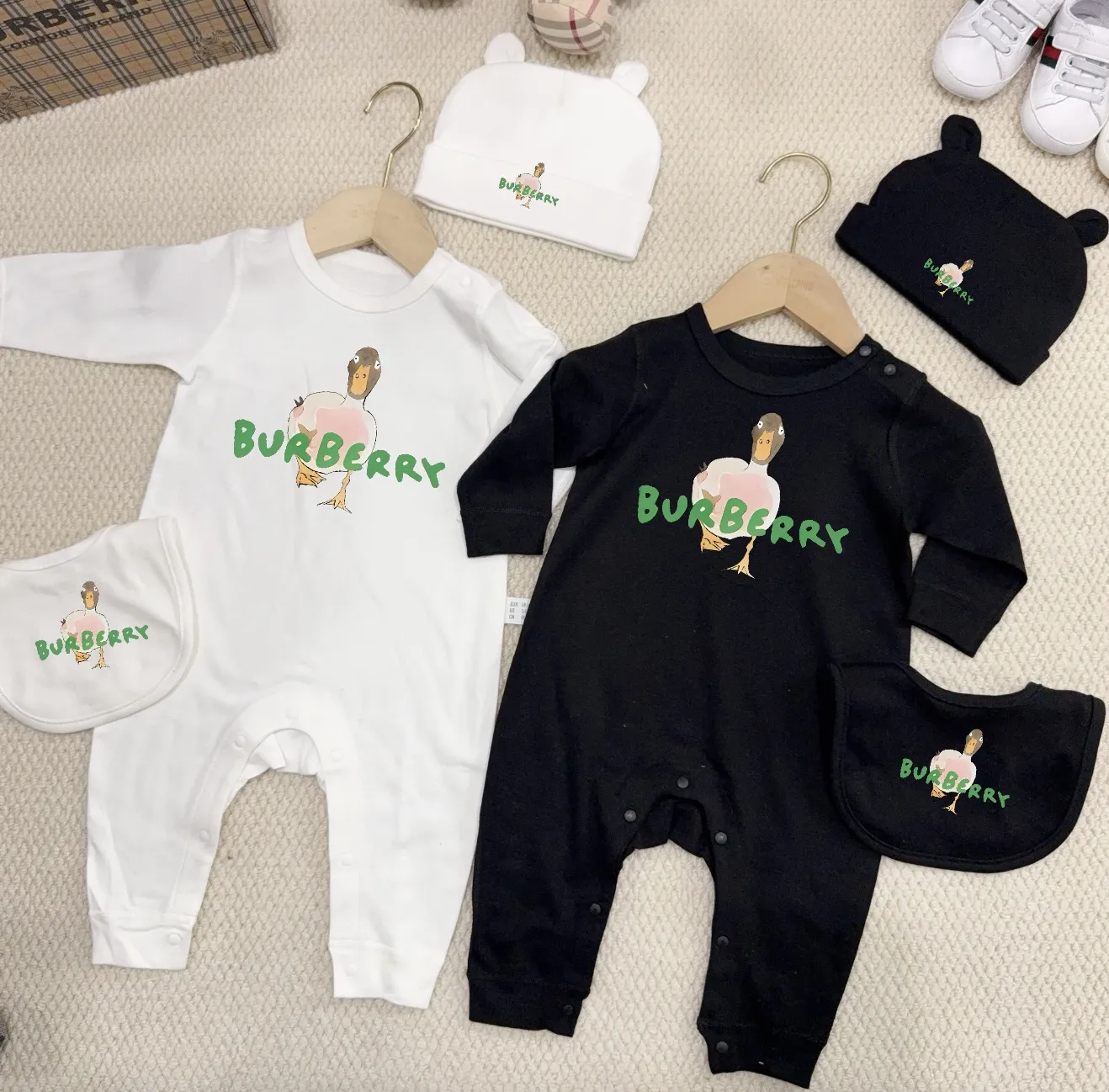 【59-90cm】三点セット プレゼントにもおすすめ プリント 着心地抜群 ロンパース+帽子+お食事スタイ セットアップ