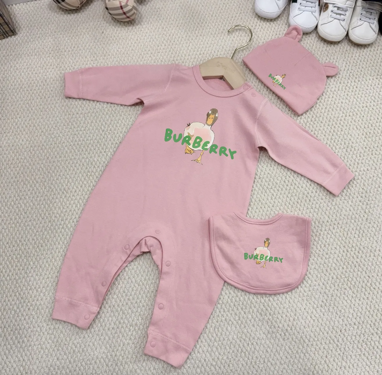 【59-90cm】三点セット プレゼントにもおすすめ プリント 着心地抜群 ロンパース+帽子+お食事スタイ セットアップ