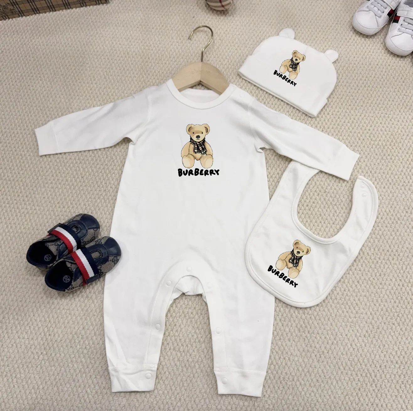 【59-90cm】三点セット 絶対欲しい お気に入り 着心地抜群 ロンパース+帽子+お食事スタイ セットアップ