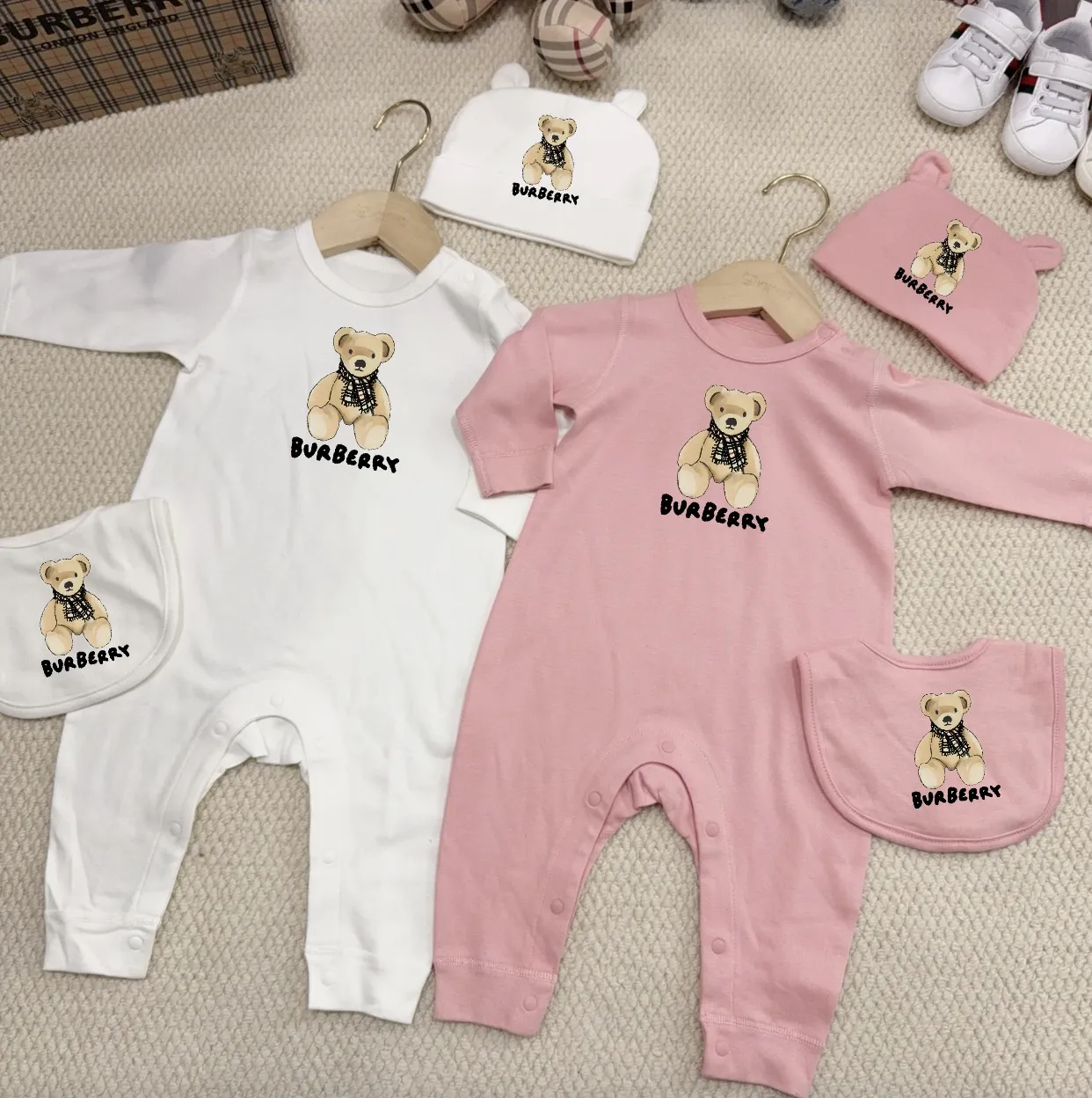 【59-90cm】三点セット 絶対欲しい お気に入り 着心地抜群 ロンパース+帽子+お食事スタイ セットアップ