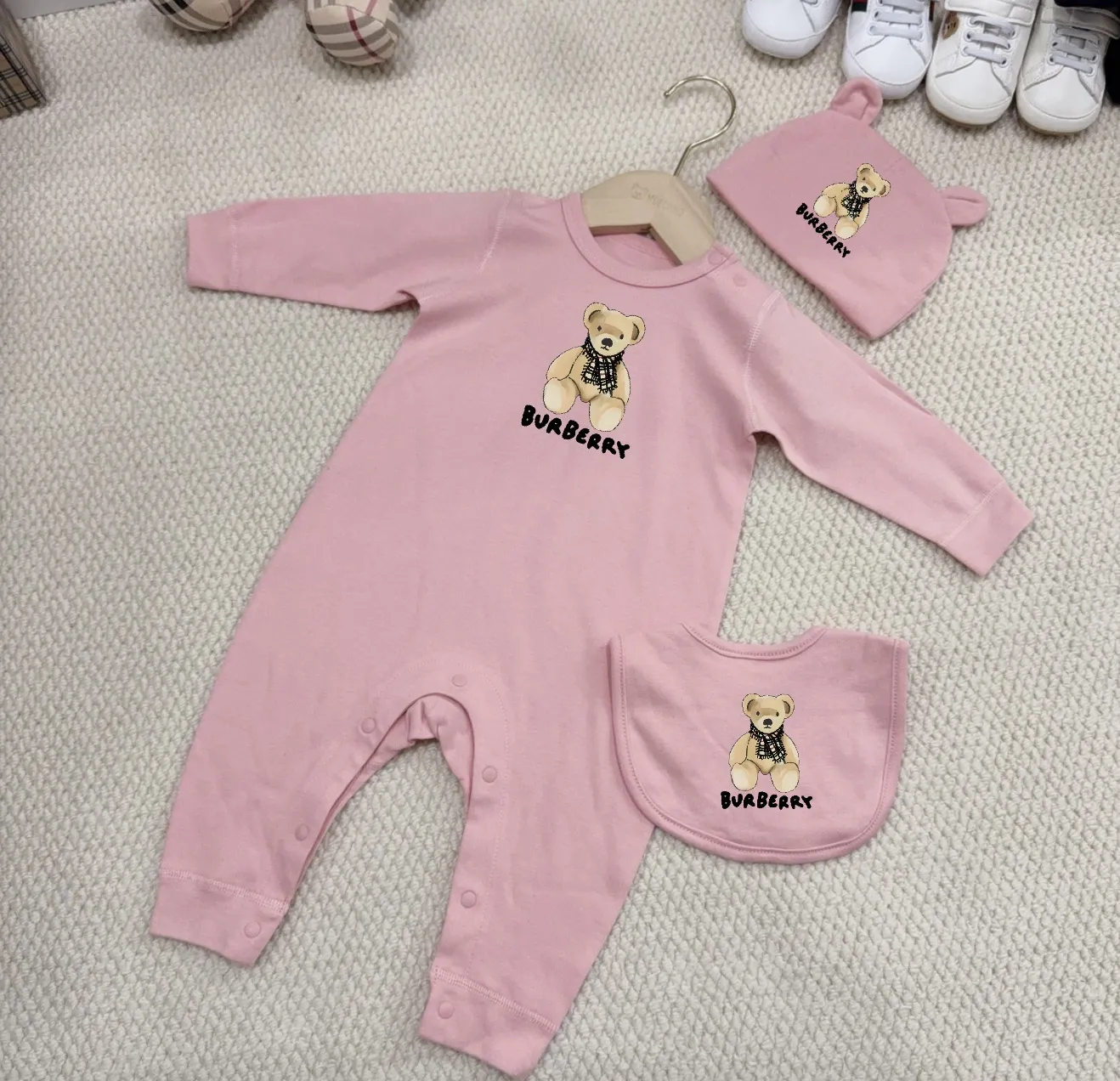 【59-90cm】三点セット 絶対欲しい お気に入り 着心地抜群 ロンパース+帽子+お食事スタイ セットアップ
